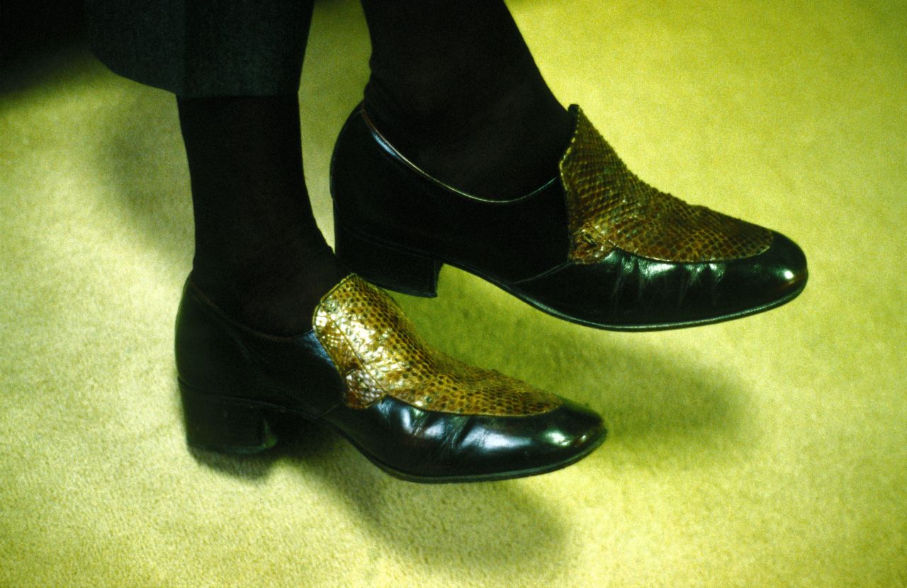 Jarvis Cocker鞋-`这是核心'视频拍-Pinewood Studios-1998年2月照片由Paul Burgess提供
