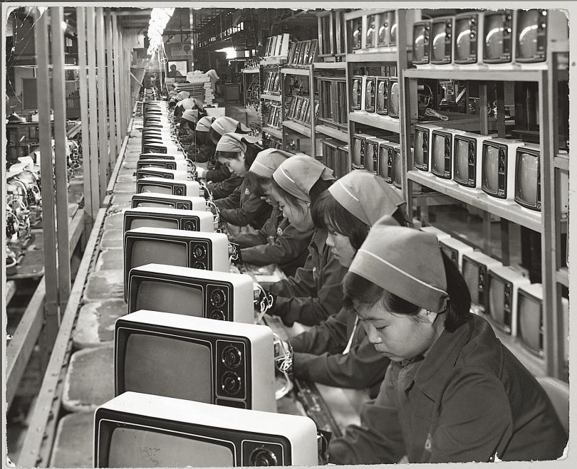 三星电子的电视生产线，70年代。由三星创新博物馆提供