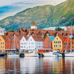 挪威卑尔根的布里根-汉萨特码头的历史建筑。图片通过Shutterstock授权